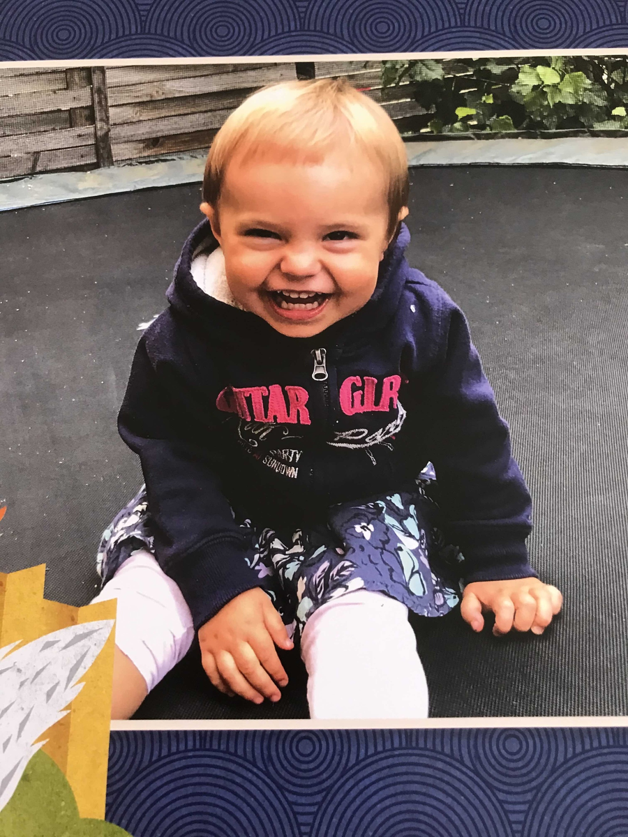 In der Familie gibt es ein Kind. 