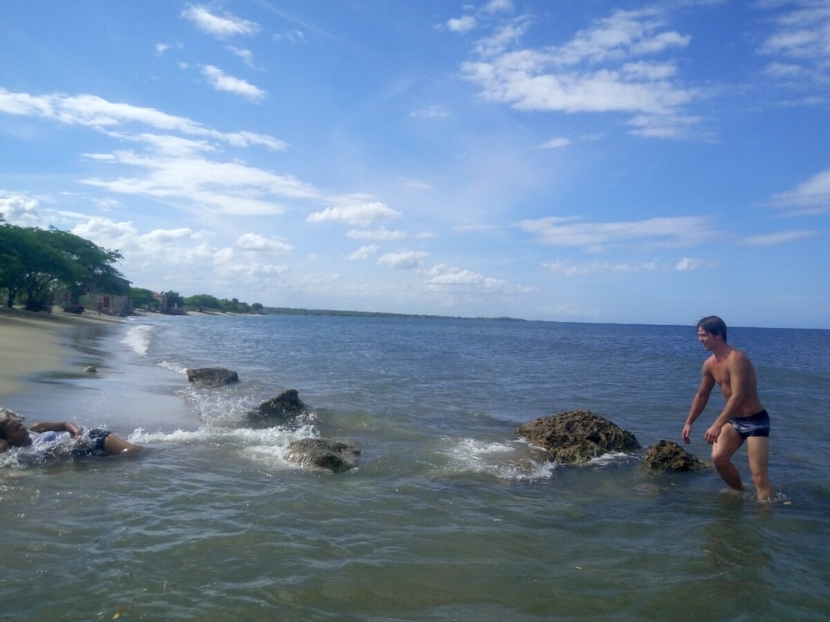 И всё-таки, я очень рад, что побывал там. Люди платят за это тысячи долларов. Пусть и, буквально, минут 40, но я повалялся на пляже в Доминикане, искупался в Карибском море; это классно.