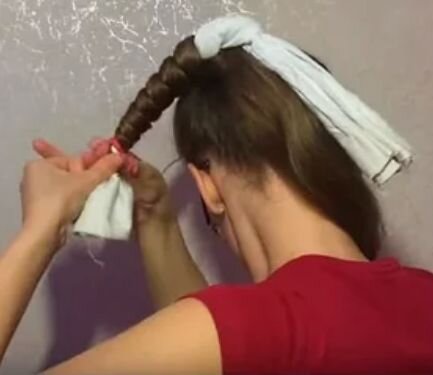 Накручиваем прядь на резинку, либо на ткань