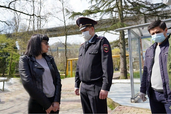 Это Сочи, где  темные  ночи.. Схватили девушку за жабры.. Оденьтесь девушка, стыдно голой ходить!!