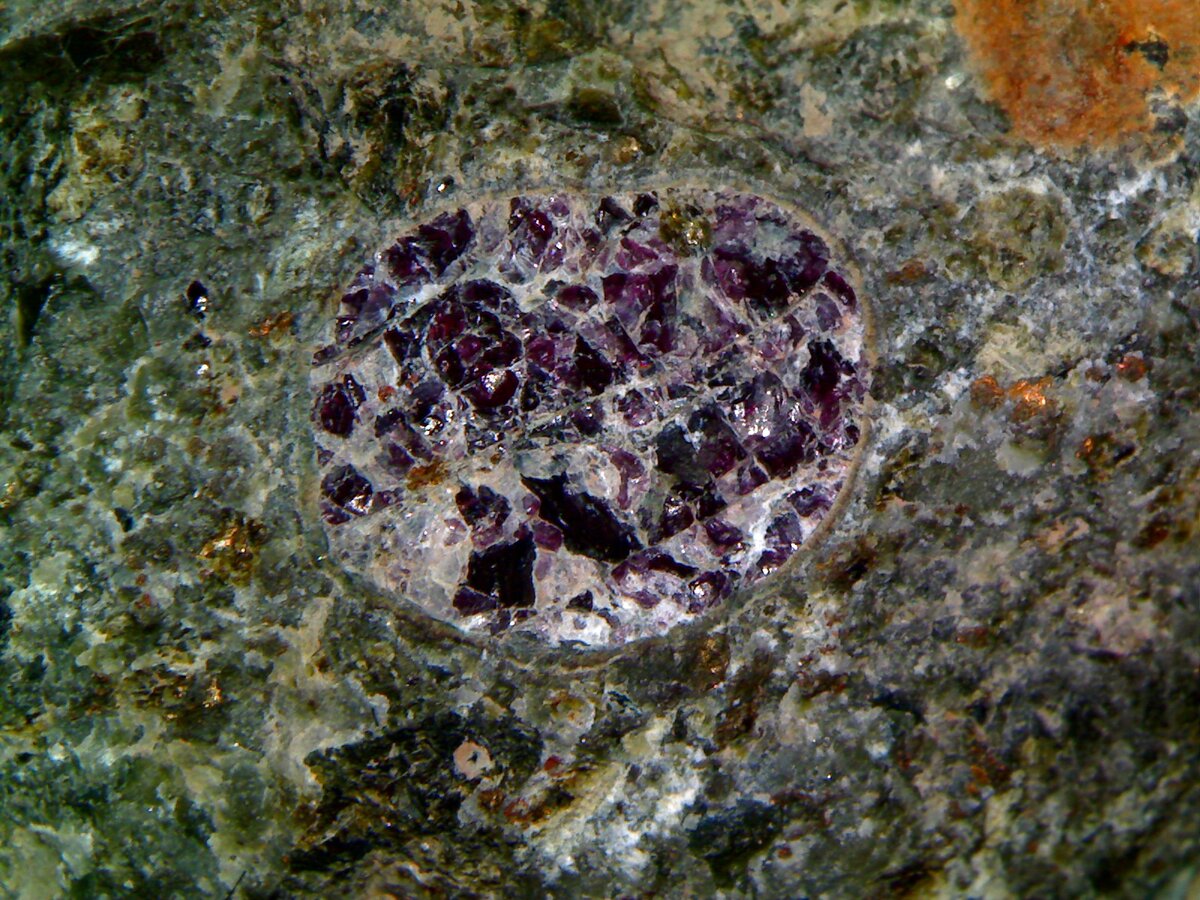 Зерно пиропа в кимберлите