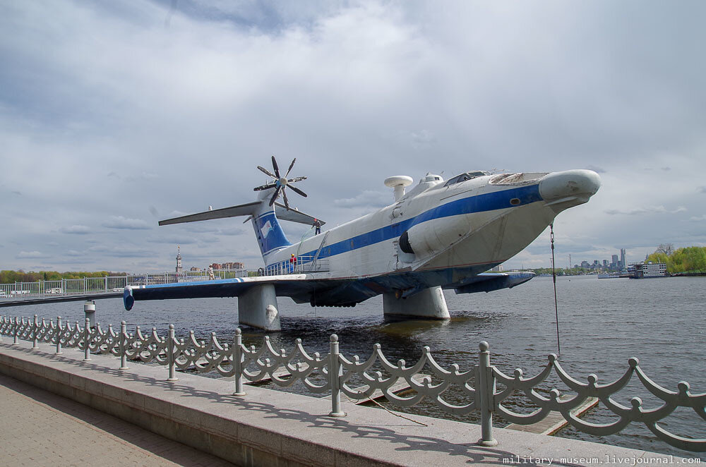  1. Боевой морской транспортно-десантный экраноплан А-90 "Орленок" в Музее истории Военно-морского флота России в Москве