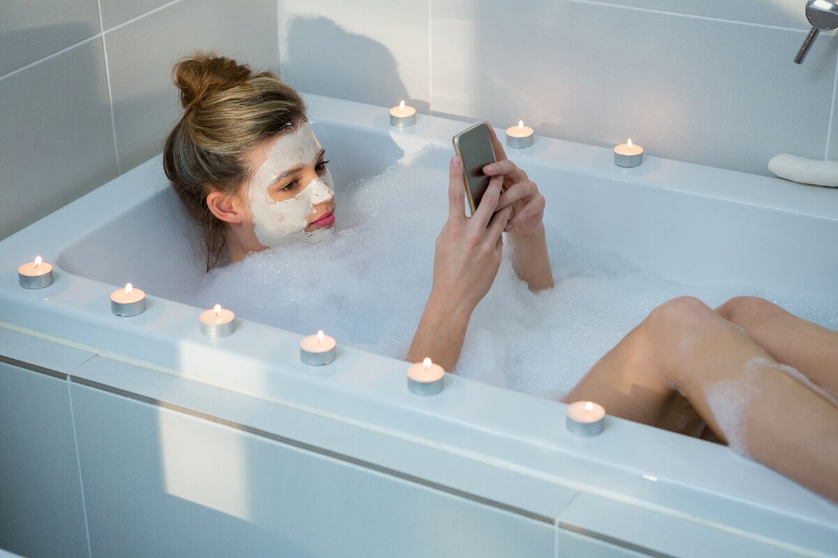 Пописала в ванной. Девушка в ванной с телефоном. Девушка лежит в ванной. Телефон в ванной. Девчонки в ванной.