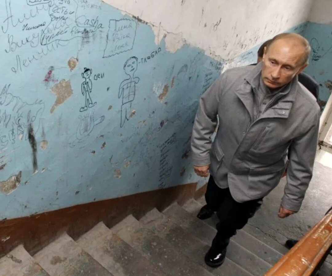 Старый подъезд. Прикольные объявления в подъезде. Грязный подъезд. Надписи в подъезде. Подъезд.