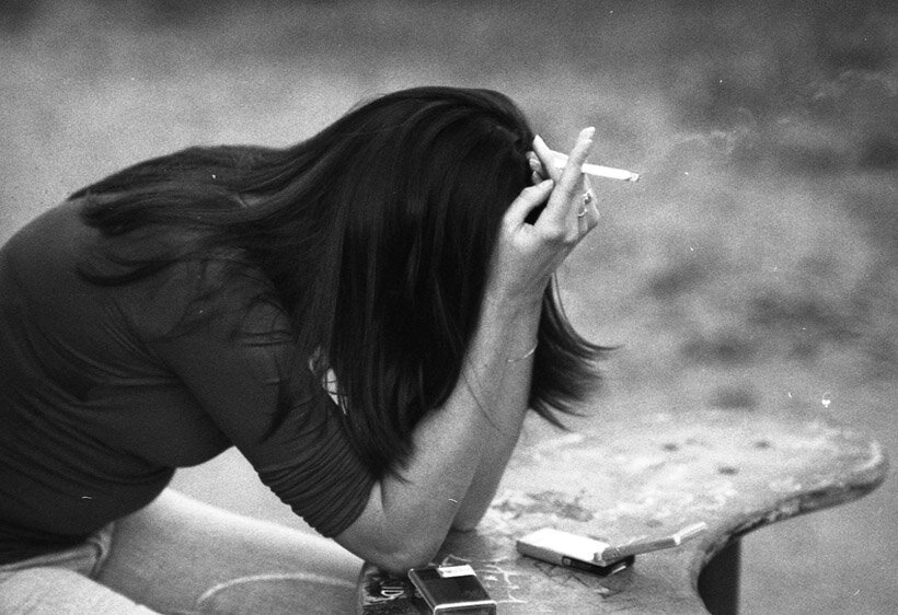 Депрессия 18. Девушка с сигаретой. Девушка курит и плачет. Заплаканная девушка с сигаретой. Курящая девушка грустная.