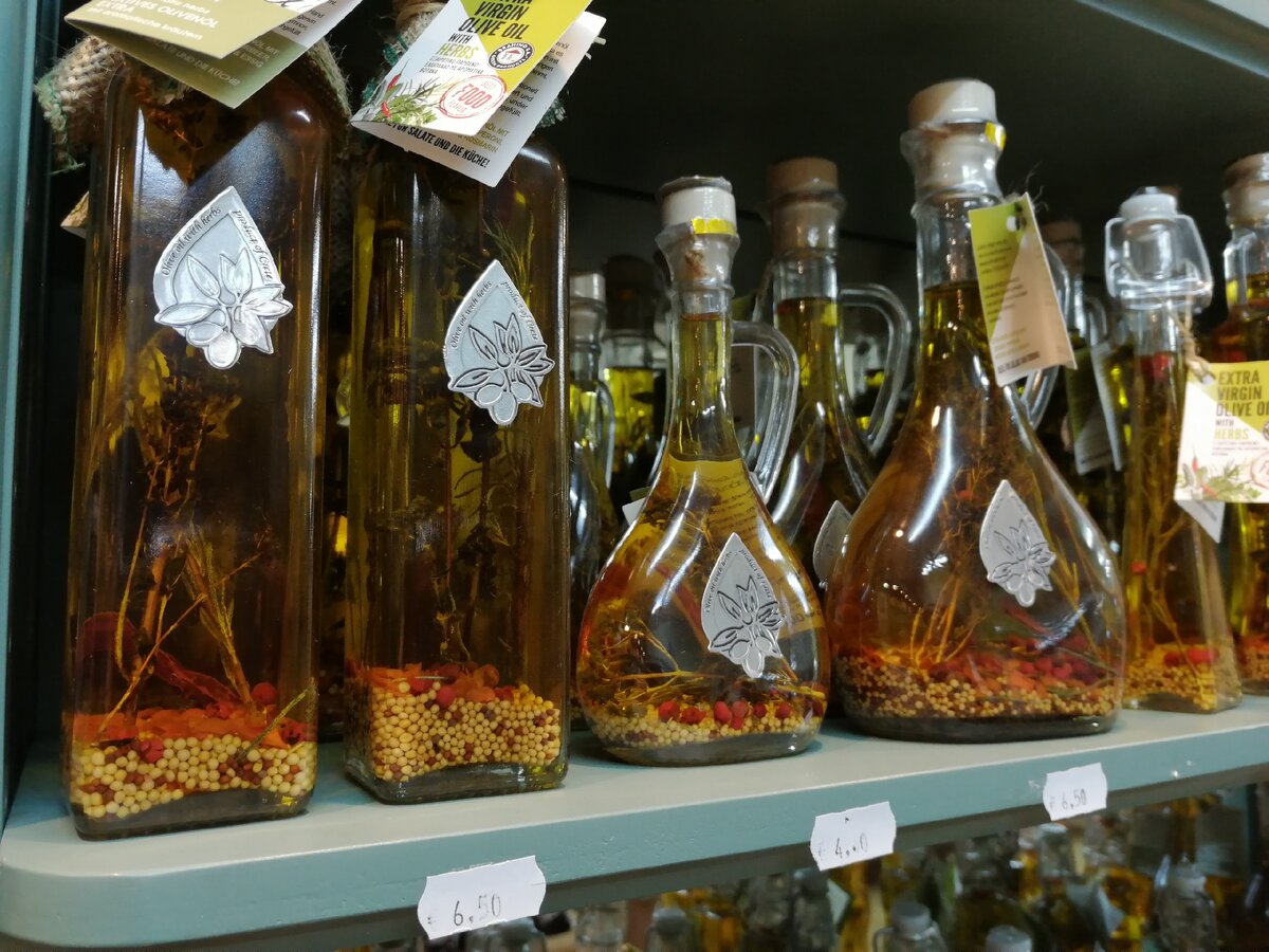 Сувенирное оливковое масло в магазине Ой-Да (Сталида, Крит). Фото Светы Давыдовой
