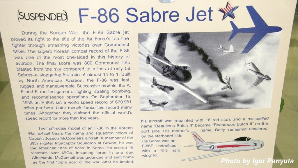 Табличка с информацией о воздушных дуэлях F-86 Sabre и МиГ-15 в экспозиции авиамузея на AFB Travis, посвящённой войне в Корее 1950-1953