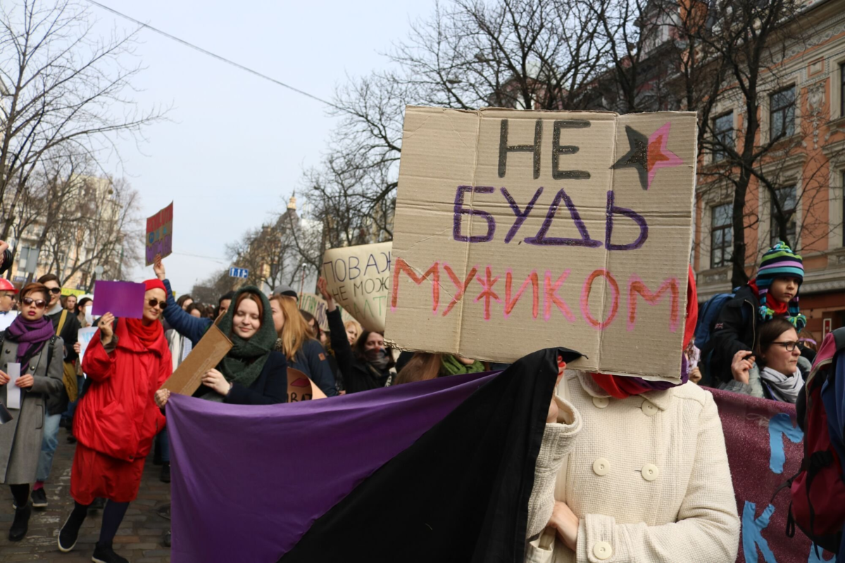 Парень заехал в митинг феминисток