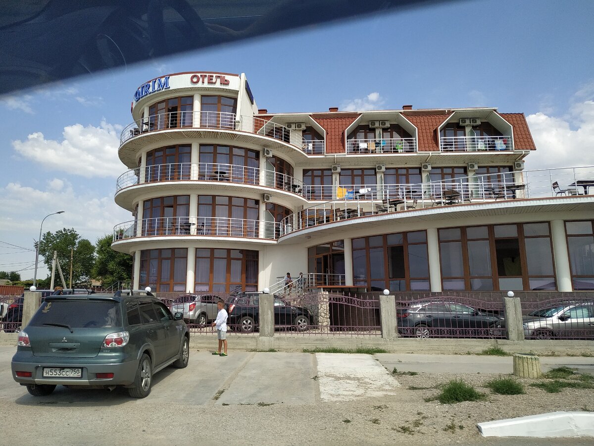 подобными отелями кишит все побережье