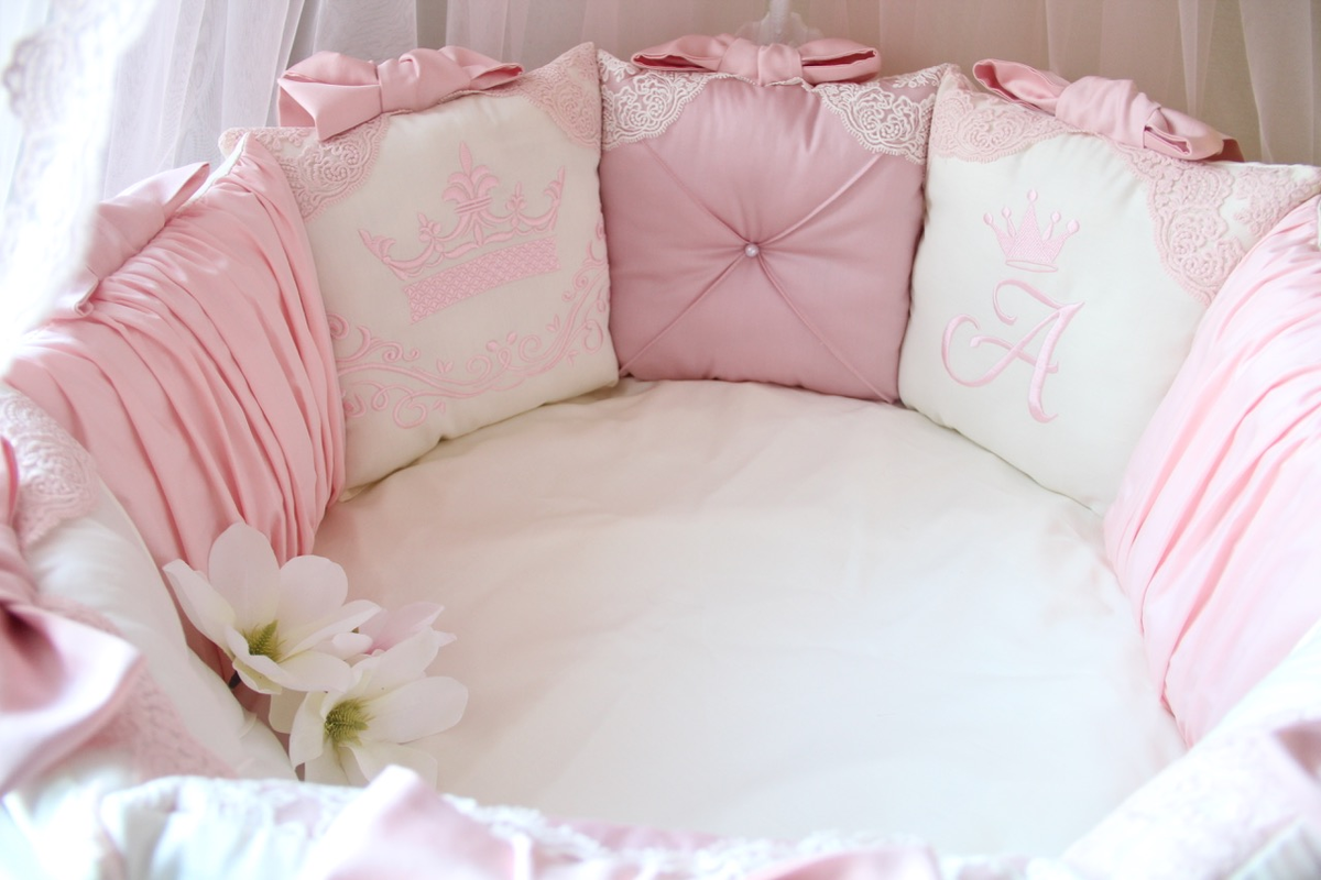 Бортики в кроватку розовые