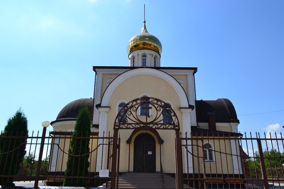 Поселок кавказский. Храм Георгия Победоносца Геленджик. Поселок кавказский Карачаево Черкесия. Часовня Георгия Победоносца Геленджик. Карачаевск храм Георгия Победоносца координаты.