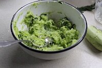 Сперва следует натереть кабачок и зубчики чеснока на очень мелкой терке. Добавить к кабачкам измельченную зелень. Можно использовать как свежую, так и замороженную зелень. Подсолить заготовку. Также в кабачковое тесто можно добавить репчатый или красный лук, любимые орехи, специи и сушеные травы. Оставить ингредиенты при комнатной температуре на четверть часа, чтобы кабачки пустили сок.