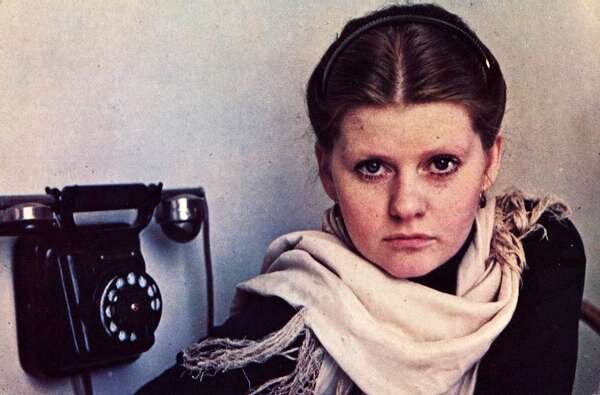 Без тебя проходят дни. Что со мною, я не знаю. Умоляю, позвони! Позвони мне, заклинаю!