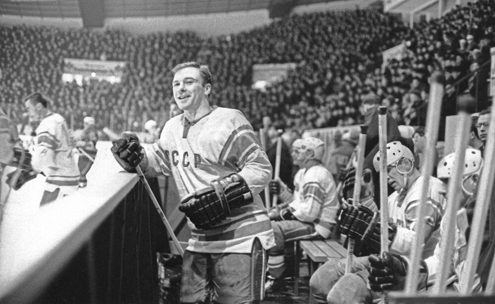 Один из лидеров нашей сборной на чемпионате мира 1965, Константин Локтев на скамейке запасных.