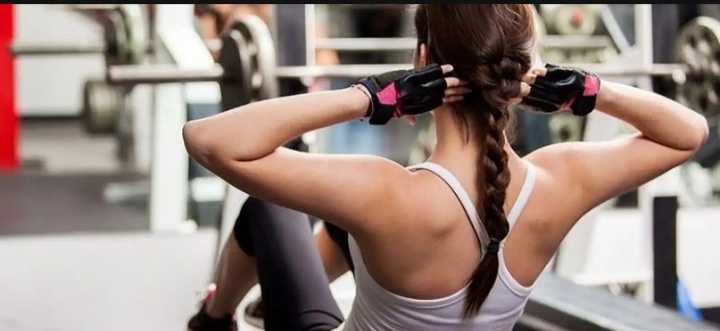 Долгое время территория тренажёрного зала являлась исключительно мужской. Однако, времена изменились, пришло время делиться своими владениями со «слабым» полом. Комплекс упражнений в тренажёрном зале для девушек выточит женское тело, придав ему волнующие изгибы и рельеф. Повышение уровня тестостерона сделает женщину более выносливой и сильной, что очень пригодится для занятий в спортзале.Тренировочная программа для женщин направлена на реализацию следующих целей:создание рельефа мышц;поддержание формы и укрепление здоровья;похудение.Две последних цели взаимосвязаны, являются довольно весомыми, но требуют не меньшего самоконтроля и усилий, как в первом случае.Независимо от мотивов, которые приводят женщин в тренажёрный зал, желательно, чтобы первое время занятия проходили под контролем тренера, и с ним же – разработана индивидуальная фитнес-программа. Однако такое удовольствие не каждому по карману, поэтому можно воспользоваться апробированными системами и программами тренировок. Лучшие комплексы для начинающих подбираются с учётом уровня физической подготовки, чтобы не перегрузить мышцы на первом же занятии.Тренировочная программаТренировки по принципу «попробовать все сразу» приведут в никуда, то же можно сказать о тренировках до отказа. Выматывать себя до крайности — явно не женское дело. Чрезмерная увлечённость утяжелителями и повторами приведёт к перегрузке мышц начинающих спортсменок и существенному снижению прогресса.Главное условие успеха — постепенность и осторожность при увеличении интенсивности тренировок.Вторым фактором, влияющим на эффективность любой фитнес-программы для женщин, является реализация спортивного плана через подготовительный этап. Прежде чем приступить к серьёзным упражнениям на развитие конкретных мышц, стоит провести 2-3 недельный курс общеразвивающих тренингов. Это позволит мышцам привыкнуть к нагрузкам и подготовиться к более серьёзным занятиям. Кроме этого, необходимо тщательно изучить технику каждого упражнения. Неправильное выполнение даже самых простых движений, особенно с отягощениями, приведёт к серьёзным травмам рук, ног и спины. Наконец, можно завести дневник, где вы сможете фиксировать ежедневный прогресс похудения.