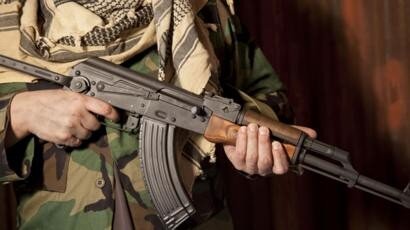 Все началось с того, что в 1947 году американский генерал Маршалл организовал опрос ветеранов Второй мировой войны из БОЕВЫХ пехотных частей с целью определить поведение солдата и офицера в реальных боевых действиях. Результаты оказались неожиданными. Менее 25% солдат и офицеров боевых пехотных частей армии США во время боя стреляли в сторону противника. И только 2% сознательно прицельно метили во врага. 

