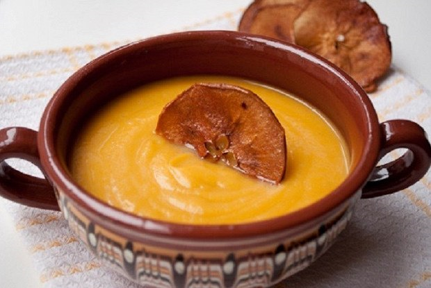 -яблоки 900г;  
-белый перец 1 ч.л;
-гвоздика 5 шт;
-мясной бульон 3 л;