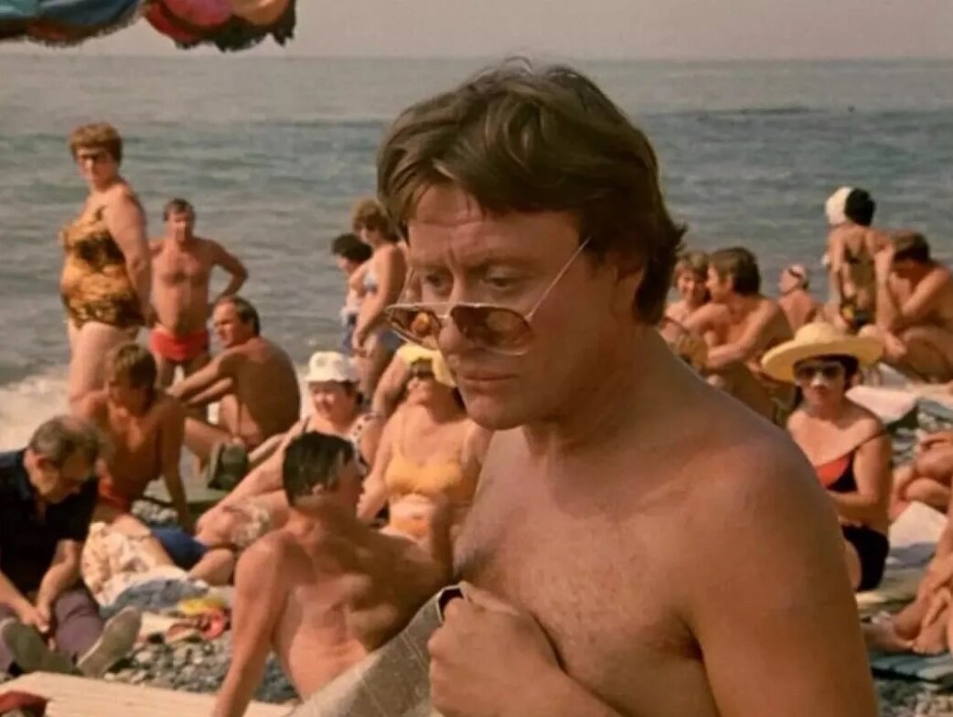 Осенью 1981 года в прокат вышла комедийная мелодрама Аллы Суриковой «Будьте моим мужем», повествующая об истории отдыха на курорте матери-одиночки Натальи и детского врача Виктора.-3