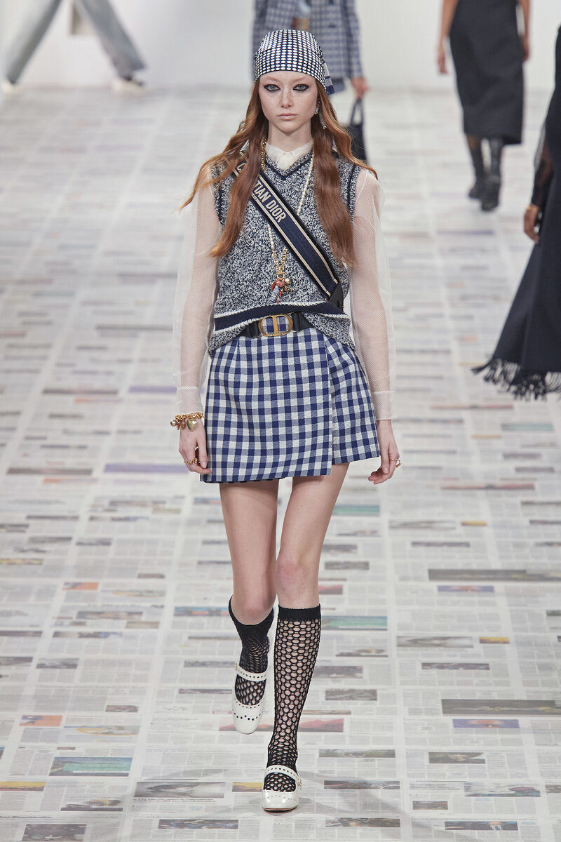 2. Вязаный жилет. Эту вещь ввели в моду скандинавские трендсеттеры год назад, а вслед за ними главные бренды включили ее в свои коллекции для наступающей осени. Теперь без шерстяного жилета в стиле ретро никуда: его можно носить и на голое тело, и поверх рубашки или платья в духе преппи 60-х, с юбкой либо с брюками.