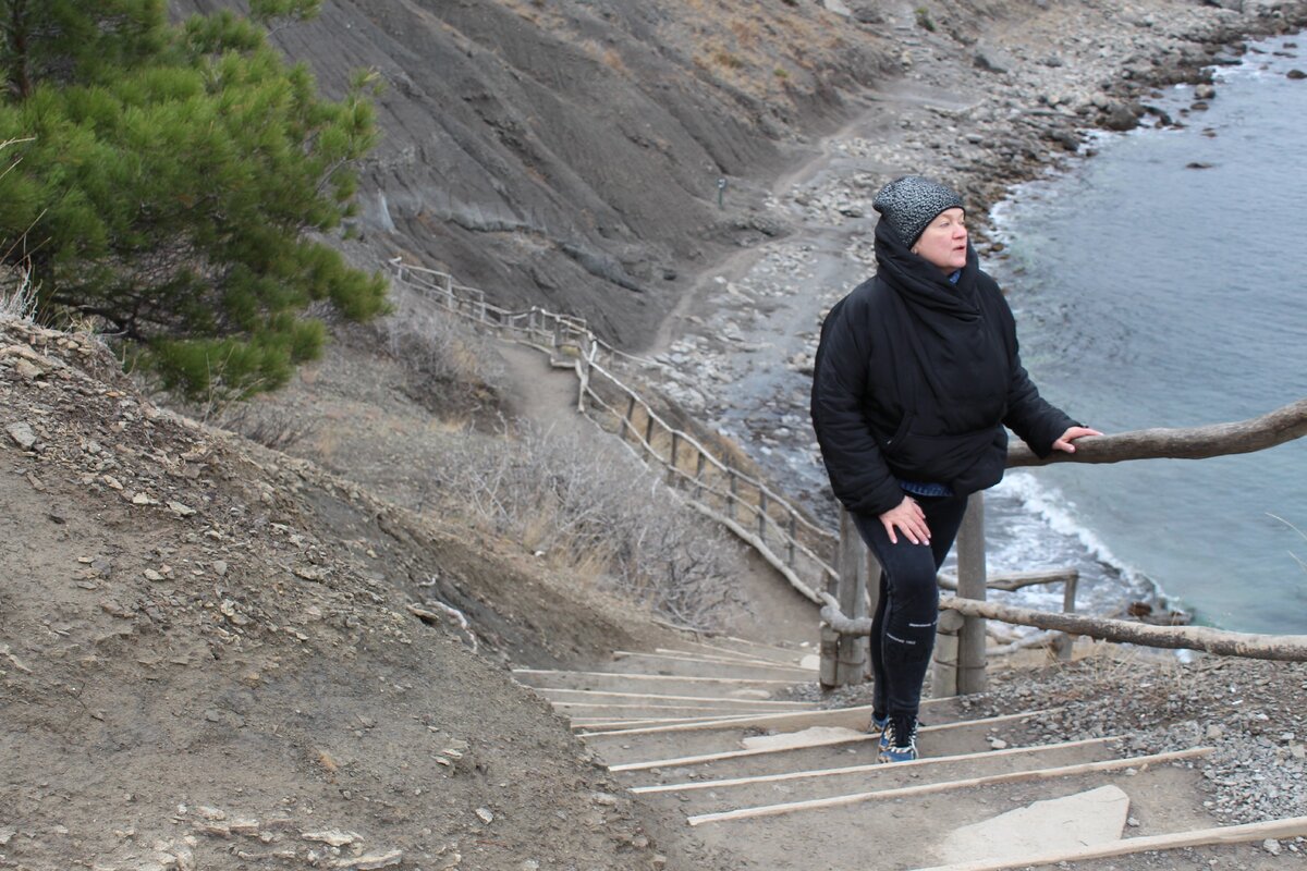 Голицынская тропа прекрасна в любое время года. Но если вам в спину не дышит очередная экскурсия, а горизонт не загораживает широкая спина отца семейства с огромным рюкзаком и двумя верещащими отпрысками - по одному в каждой руке - ваша прогулка будет особенно прекрасной.