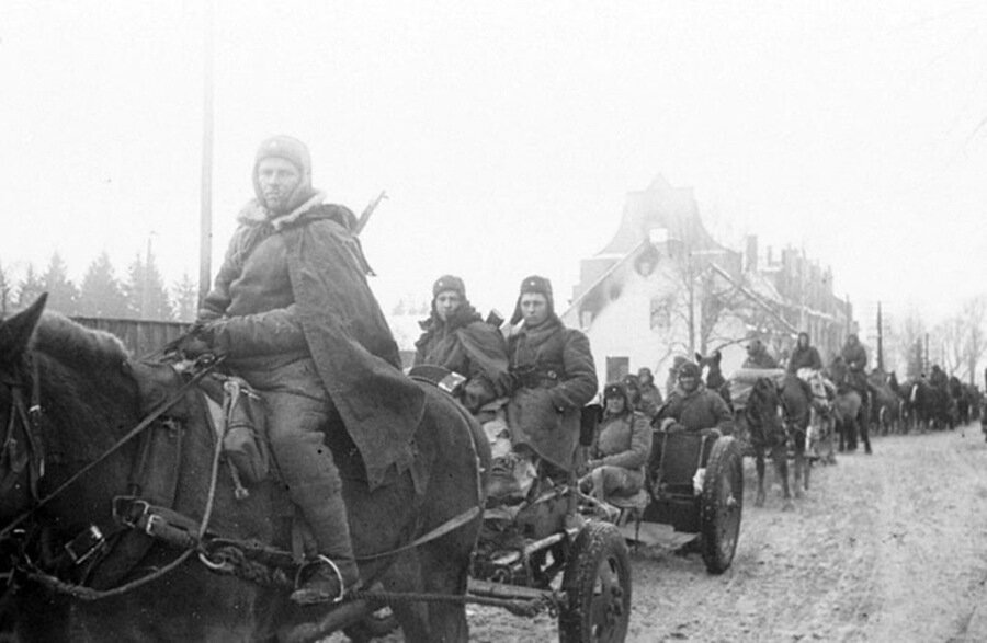 Войска 3-го Белорусского фронта проходят через Велау. Февраль 1945 года. 