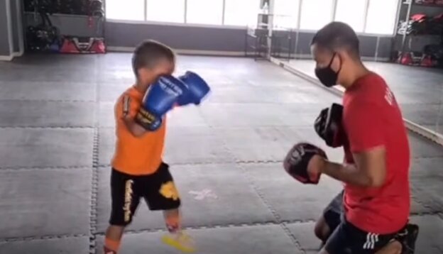 Кадр из видео на YouTube "5-летний мальчик звезда кикбоксинга"