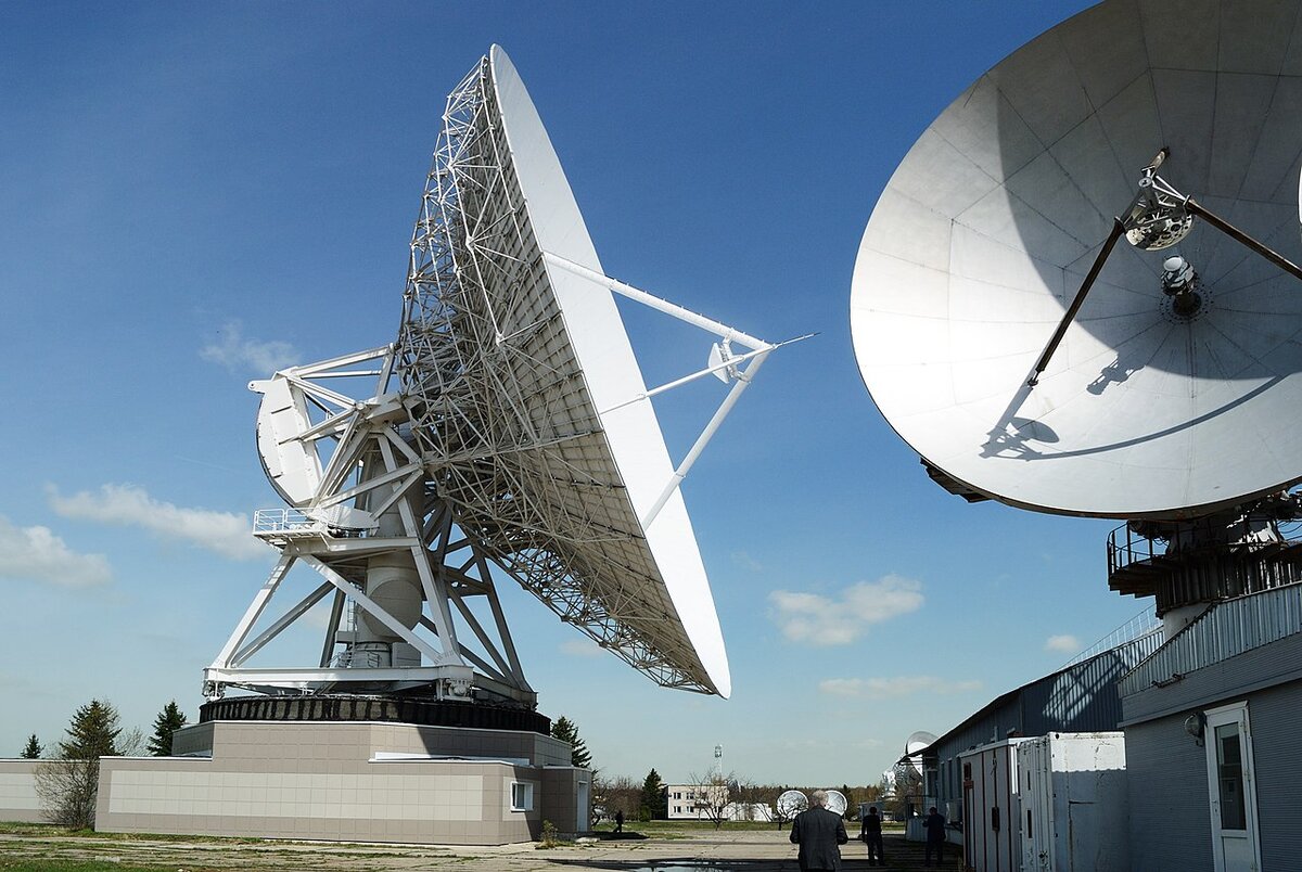 ЦКС «Дубна». Слева - NEC Mark IV (32 метра), построенная для трансляции Олимпиады-80 в системе Intelsat, справа - ТНА-57 (12 метров), вещавшая в системе «Экран»[13].