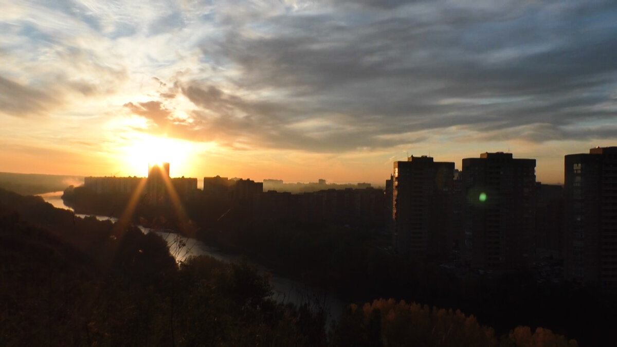 На кадре из видео: Рассвет на берегу реки Иня. Вид на микрорайон Весенний