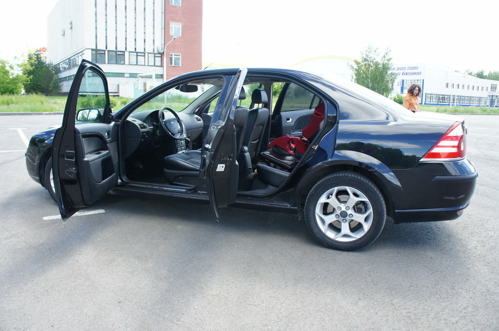 Внутри хватает места как спереди, так и сзади