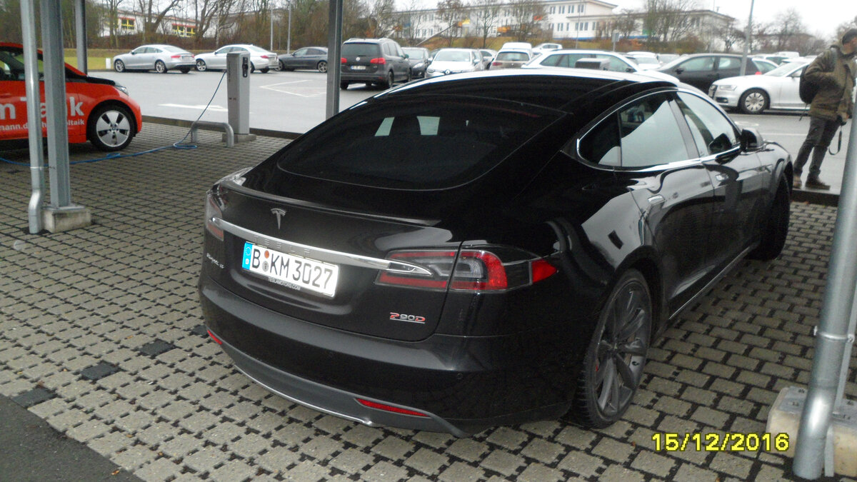 Тесла на зарядке