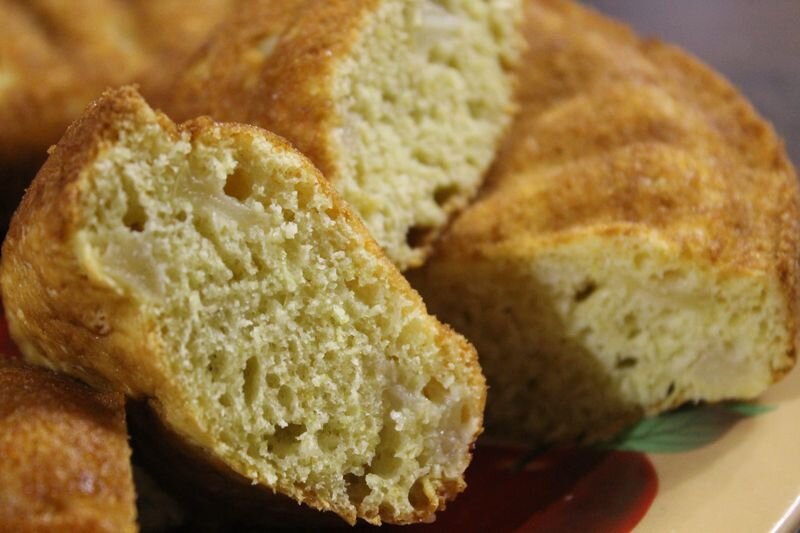 если приглядеться, то видны кусочки яблок и точечки творога