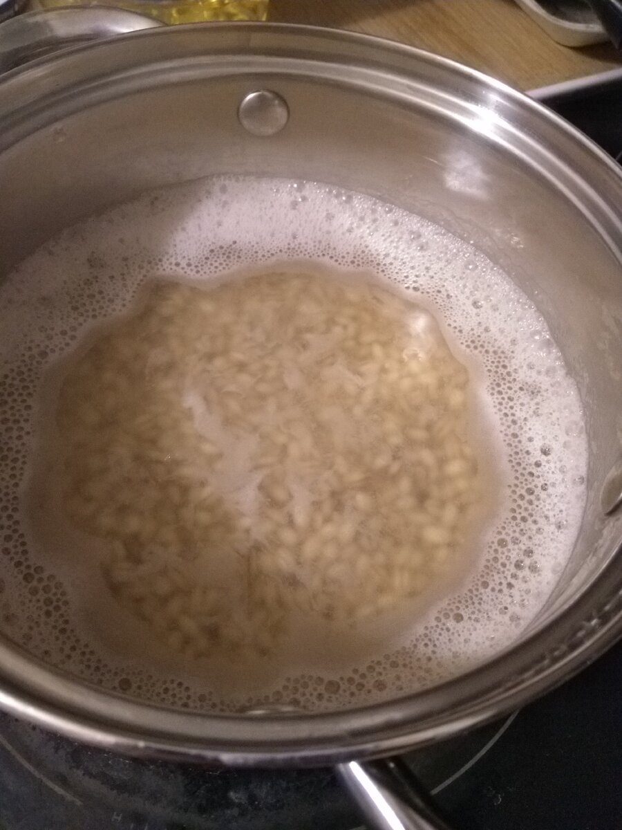 Варим курицу и перловую крупу 30 минут