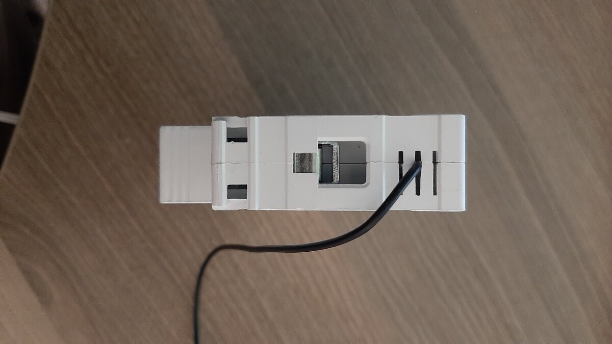 Вид сверху. Провод подключается к "нолю"