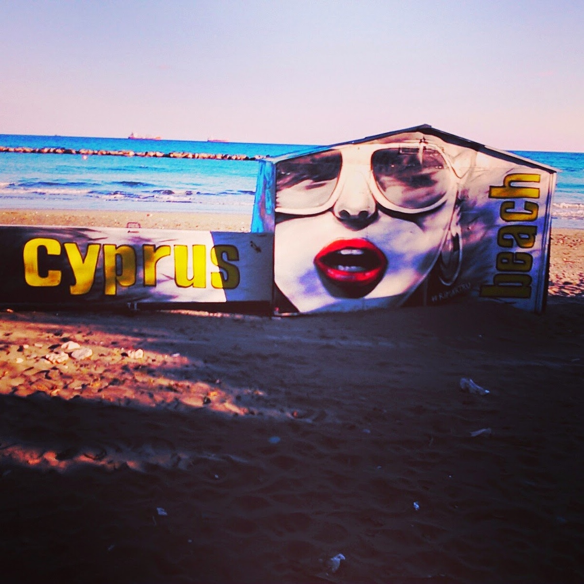 Кипр – потрясающая страна  для пляжного отдыха. Прекрасный средиземноморский климат, изумительно чистые пляжи и теплое море, богатая экскурсионная программа, уникальные спа-программы и национальные фестивали, широкий выбор отелей – от роскошных пятизвездочных до веселых молодежных и комфортных семейных, словом, на Кипре есть все, что нужно, чтобы отлично провести отпуск. Зато – и это огромный плюс для россиян – нет сложностей с получением визы. Все очень ждут открытия границ ,чтобы вновь насладиться отдыхом на любимом острове.