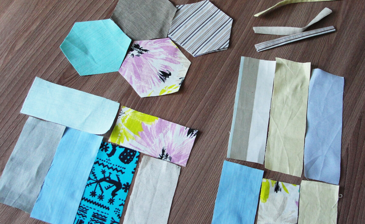 Серединка - 6-угольник со стороной 5 см. Хорошо его продублировать тонким флизелином или серпянкой. Тоже остатками. 1-й ряд: 6 полосок 5х10 см, 2-й ряд: 6 полосок 5х15 см. дублировать их не нужно.