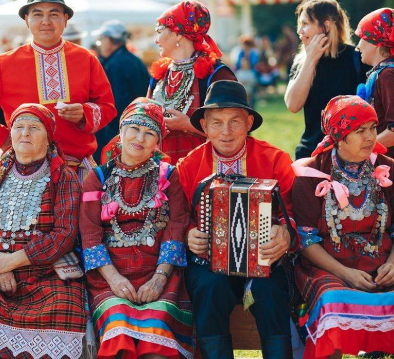 Население республики удмуртия. Удмурты финно-угорский народ. Народы Вятки удмурты. Удмуртия Национальность удмурты. Народы Урала удмурты.