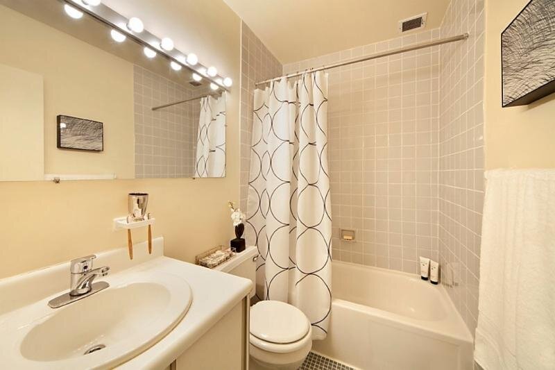 Ванная – место большого и постоянного скопления повышенной влажности. От того, насколько верно было определено стилистическое направление и качество применяемой при этом краски, зависит и продолжительность срока до следующего ремонта.