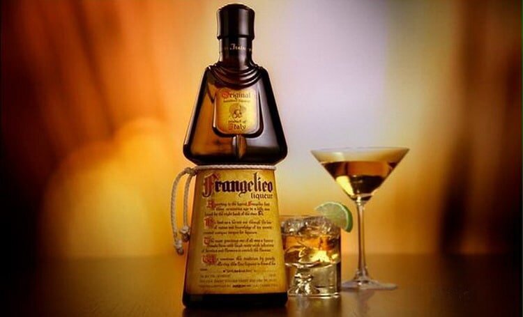 Frangelico"Франжелико" —  Ореховый ликер из Италии, с интенсивным ароматом и красивым светло-золотистым оттенком. Имеет богатый гармоничный вкус со сложной текстурой. В нем доминирует лесной орех, ваниль и темный шоколад. Легенда приписывает создание рецепта ликера доминиканскому монаху-отшельнику Анжелико. Но на самом деле легенда о монахе-отшельнике была придумана в семье Барберо, которые создали рецепт ликера в 1978 году и напиток быстро стал популярным.Крепость напитка составляет 20%, его рекомендуют пить в чистом виде или с добавлением льда в течение дня. Это десертный ликер с очень долгим послевкусием. Ликер универсален — его можно подавать в любое время суток, он является отличным дижестивом. Тонкий вкус позволяет пить "Франжелико" в чистом виде или с добавлением льда. В жаркий день его разбавляют содовой — напиток хорошо утоляет жажду. Это отличный ингредиент, способный сделать более ароматной чашку кофе.#Ликер 