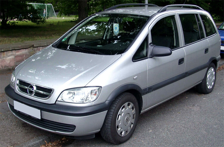 Многие специалисты отмечают, что Zafira по своим техническим возможностям сильно напоминает другой автомобиль марки Astra. Единственным отличием является наличие у Opel Zafira усиленной подвески, более большого бампера и дополнительного воздухозаборника.
