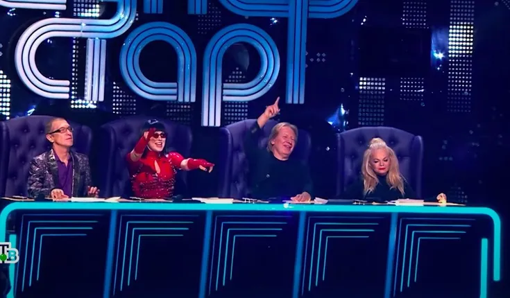 На фото видно, как другие жюри веселятся, одна Долина сидит в напряжении