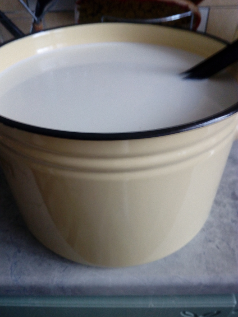 Молоко готово для приготовления сыра. Личное фото