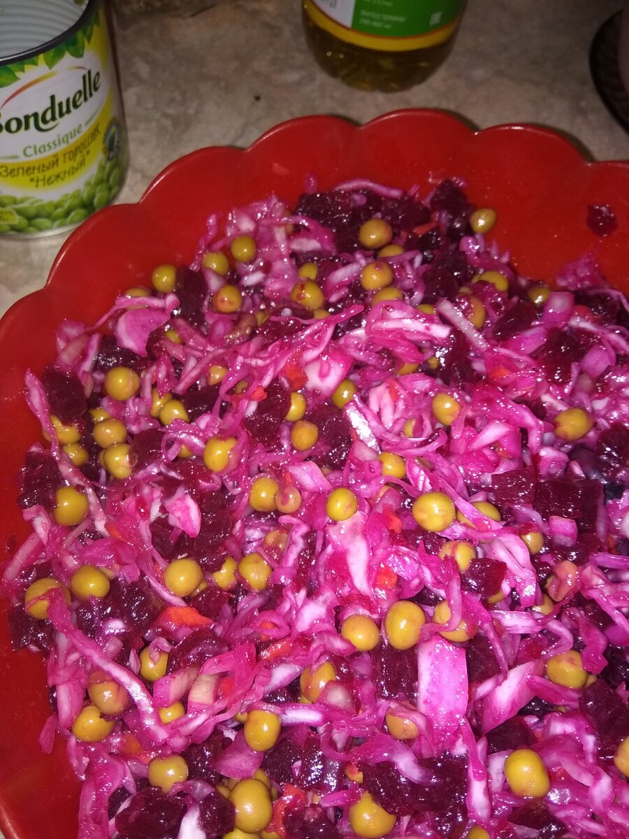 Сегодня был приготовлен винегрет ,,лайт,, без картошки и моркови. И вкушала я его с Бородинским хлебушком, который недавно обнаружила в Магните по очень бюджетной цене.