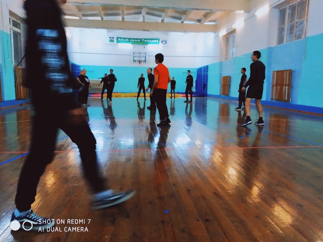 Так как девчата в зал где мы занимались не ходили) 