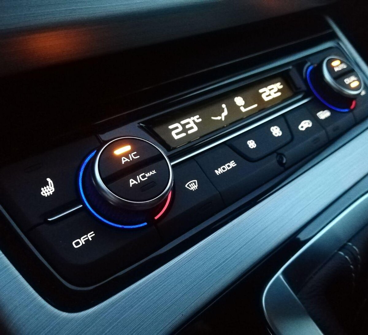 Климат-контроль - это вещь хорошая, но ему нужно помогать, закрывая в нужный момент дефлекторы сверху.