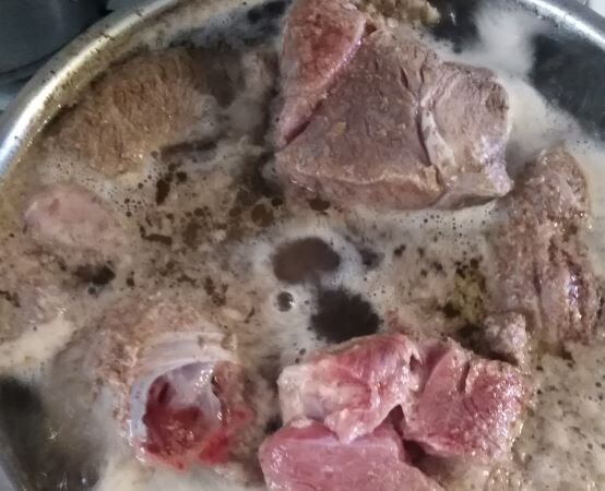 Лытку и дополнительный кусок мяса моем, кладём в большую кастрюлю (здесь 5 литров), наливаем воду, доводим до кипения