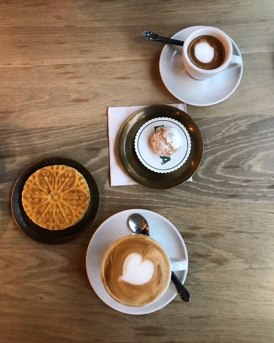 Женщины тут часто сами платят и за свой кофе и за свой ужин. И это считается нормой! Фото автора. 