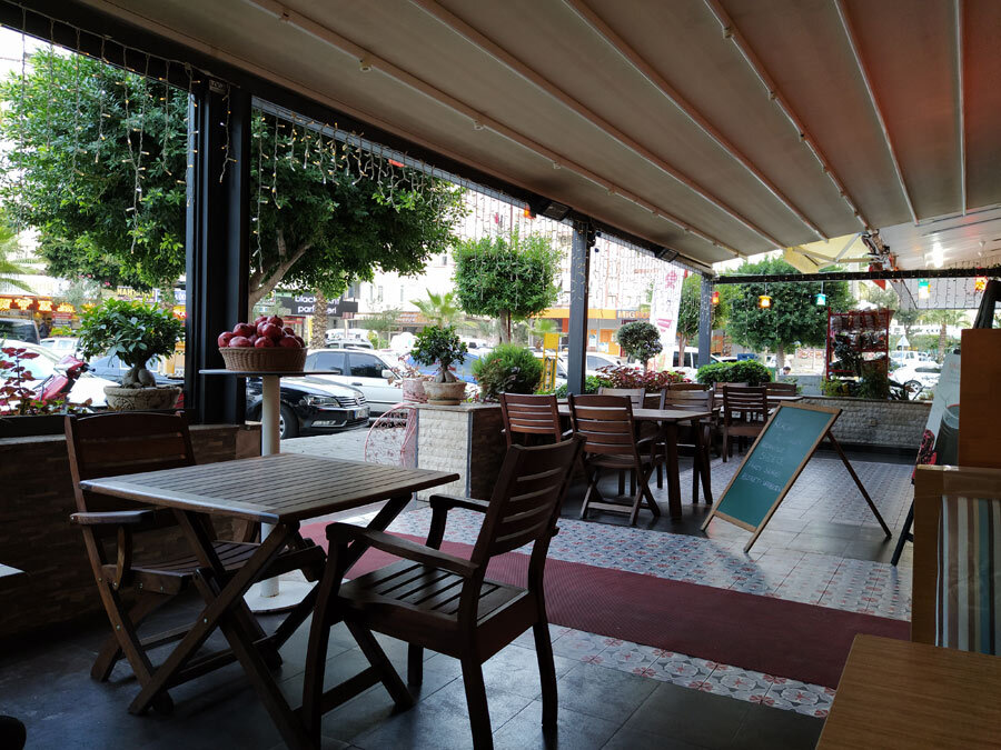 Столки пустые, сижу одна