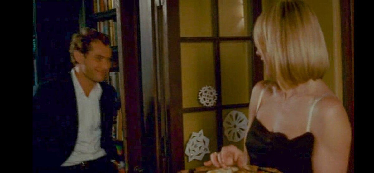 На кадре видны самые обычные бумажные снежинки. 