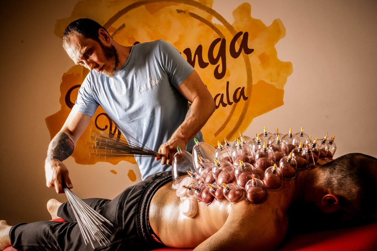 Процесс комплексного сеанса висцеральной терапии. Статическая постановка вакуумных банок и веники Дао. Специалист висцеральных практик - Александр Шувалов.