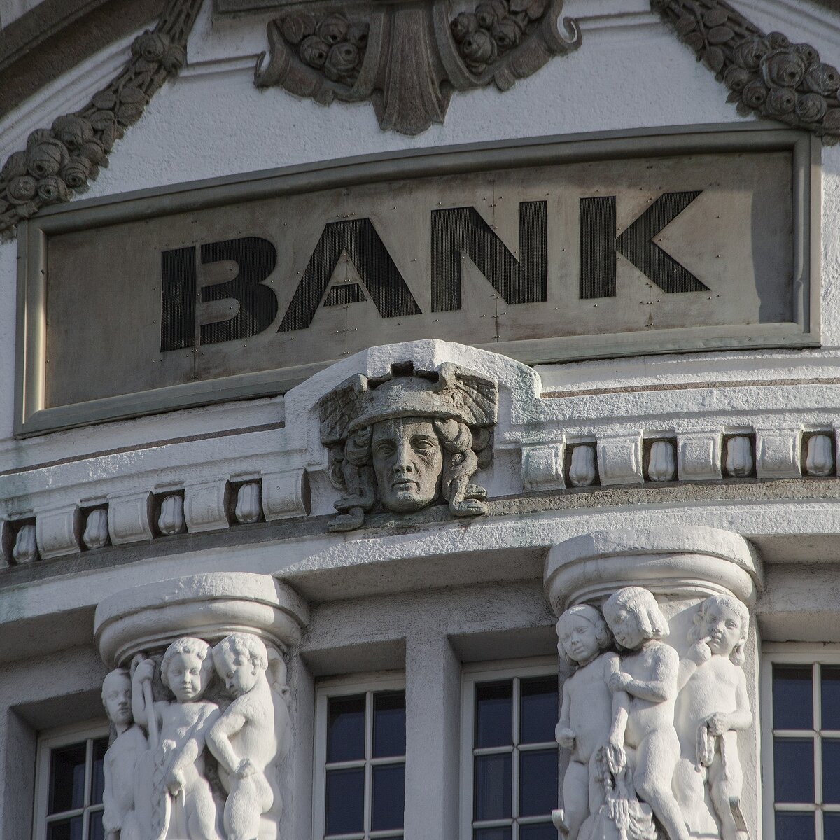 Банковское “безумие”: зазывают, чтобы отказать?